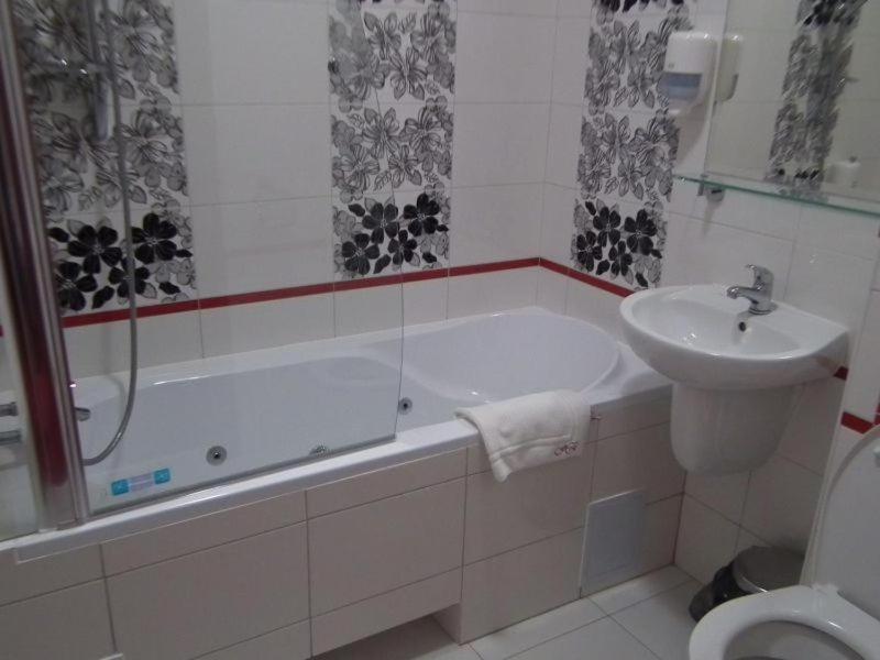 Hotel Rytwiany Bagian luar foto
